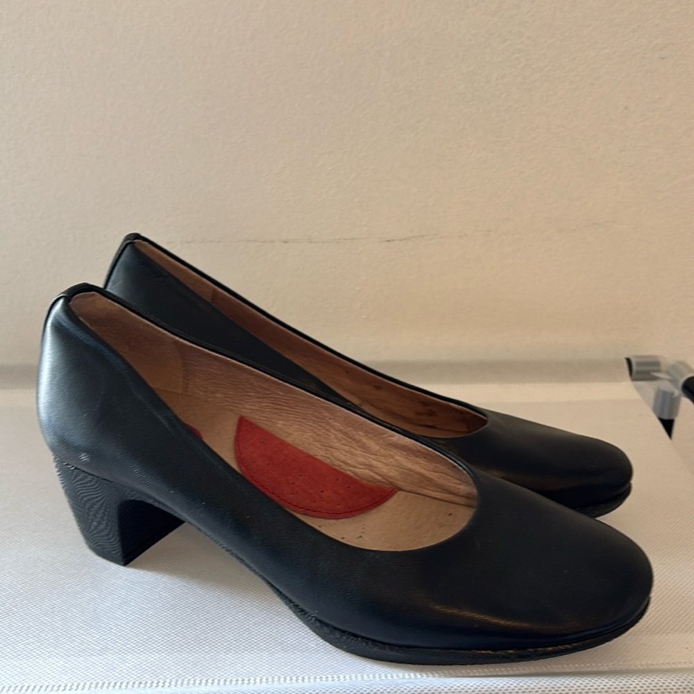 Comfortiva Amora Woman's 8.5 Navy Leather Pumps